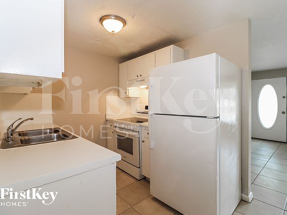 5th image of 3722 E Clifton St
