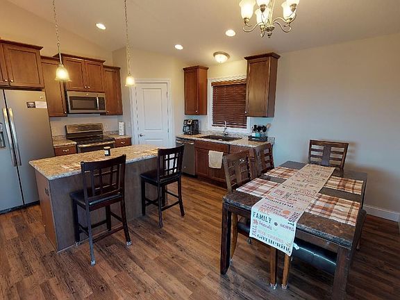 4th image of 611 Parkway Ln