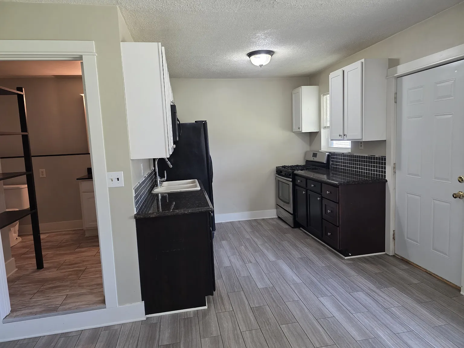 3 Bedroom Apartment with HUGE Yard! — Photo 2
