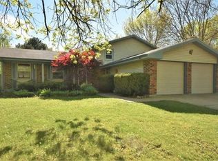 2716 University Ct, Waukesha, WI 53188
