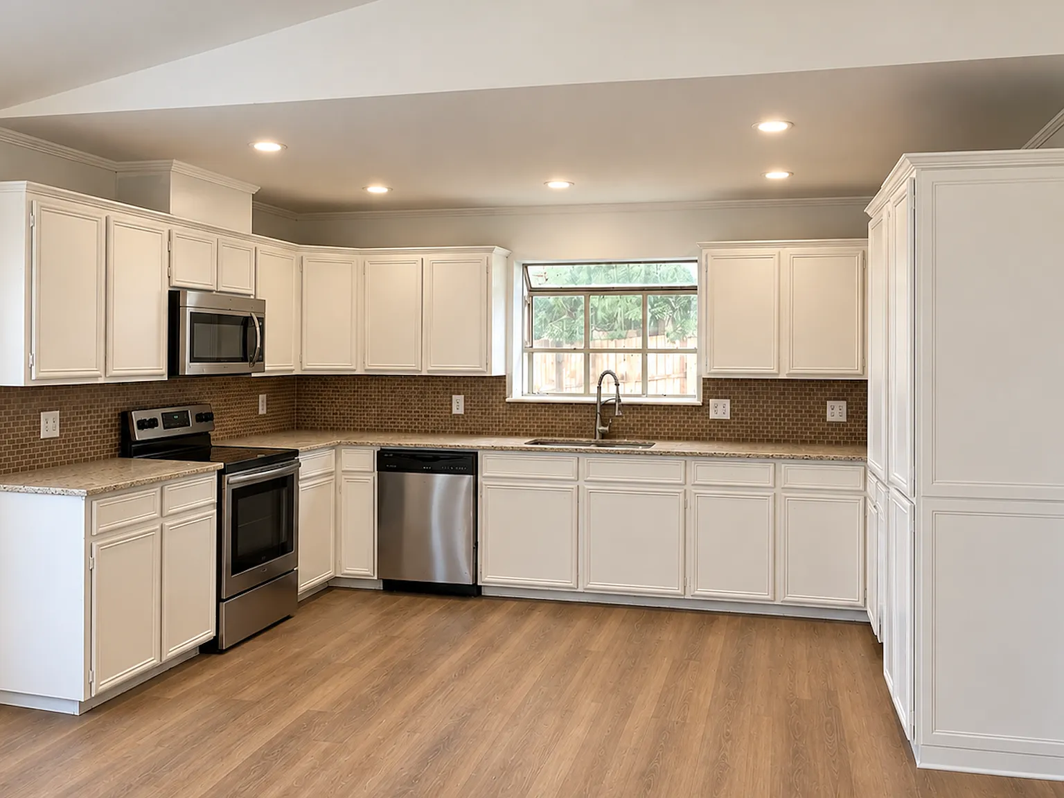 3 bed, 1618 sqft, $1,950 — Photo 2