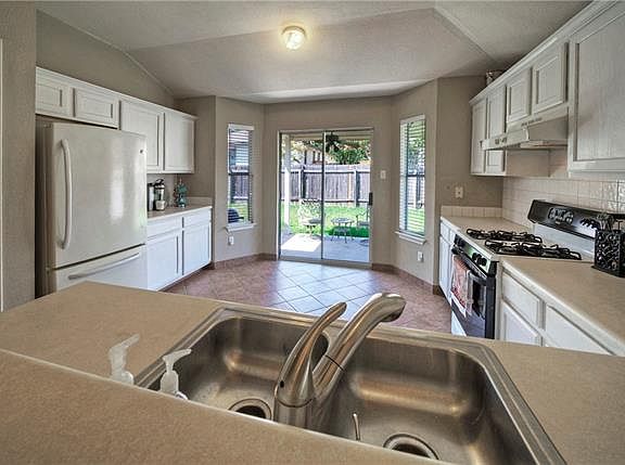 3rd image of 1804 W Pflugerville Pkwy