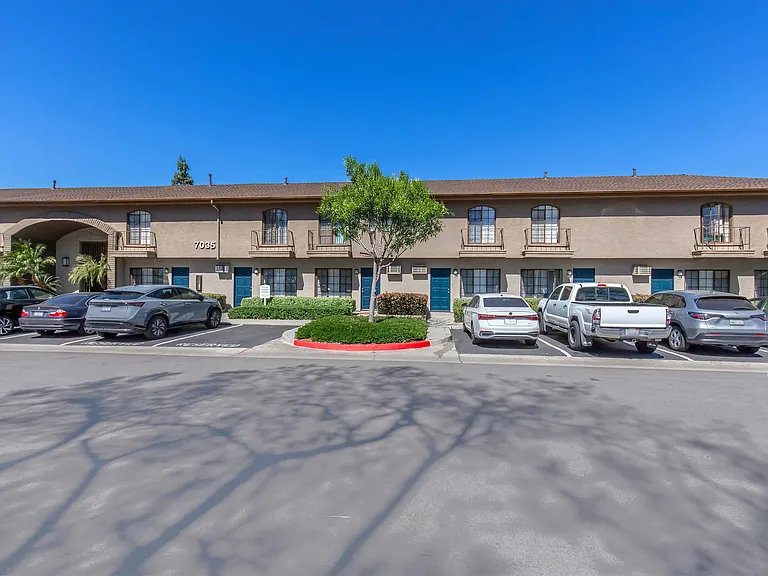 Buena La Vista Apartment Homes — Photo 16