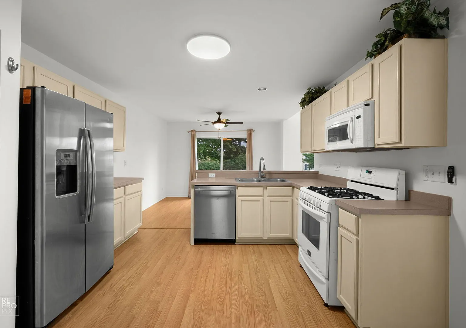 3 bed, 2.5 bath, 1465 sqft, $2,350 — Photo 2