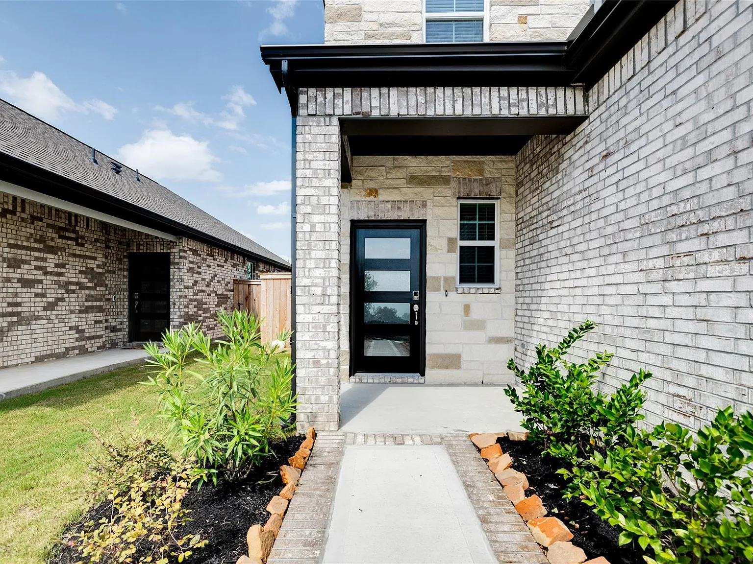 4 bed, 2.5 bath, 2178 sqft, $2,900 — Photo 3