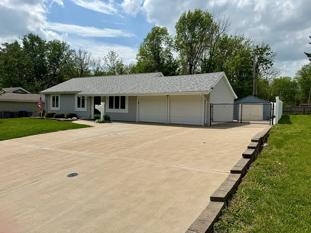 Building Photo - 705 Saint Paul Ln