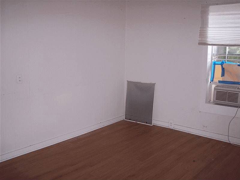 2nd image of 6709 Parker St