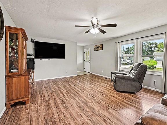 5th image of 604 Short St