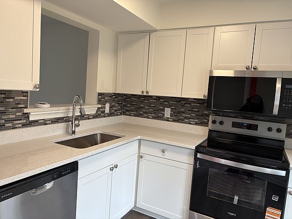 3rd image of 115 Elmhurst Ct