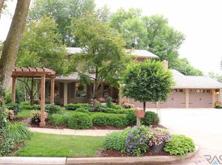 3905 S Thunderbird Trl, Sioux Falls, SD 57103