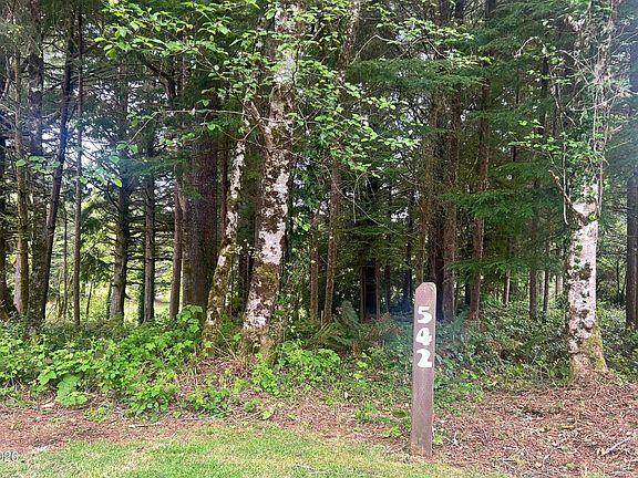 3rd image of 542 Fairway Dr