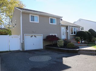 14 Nautilus Ave, Plainview, NY 11803