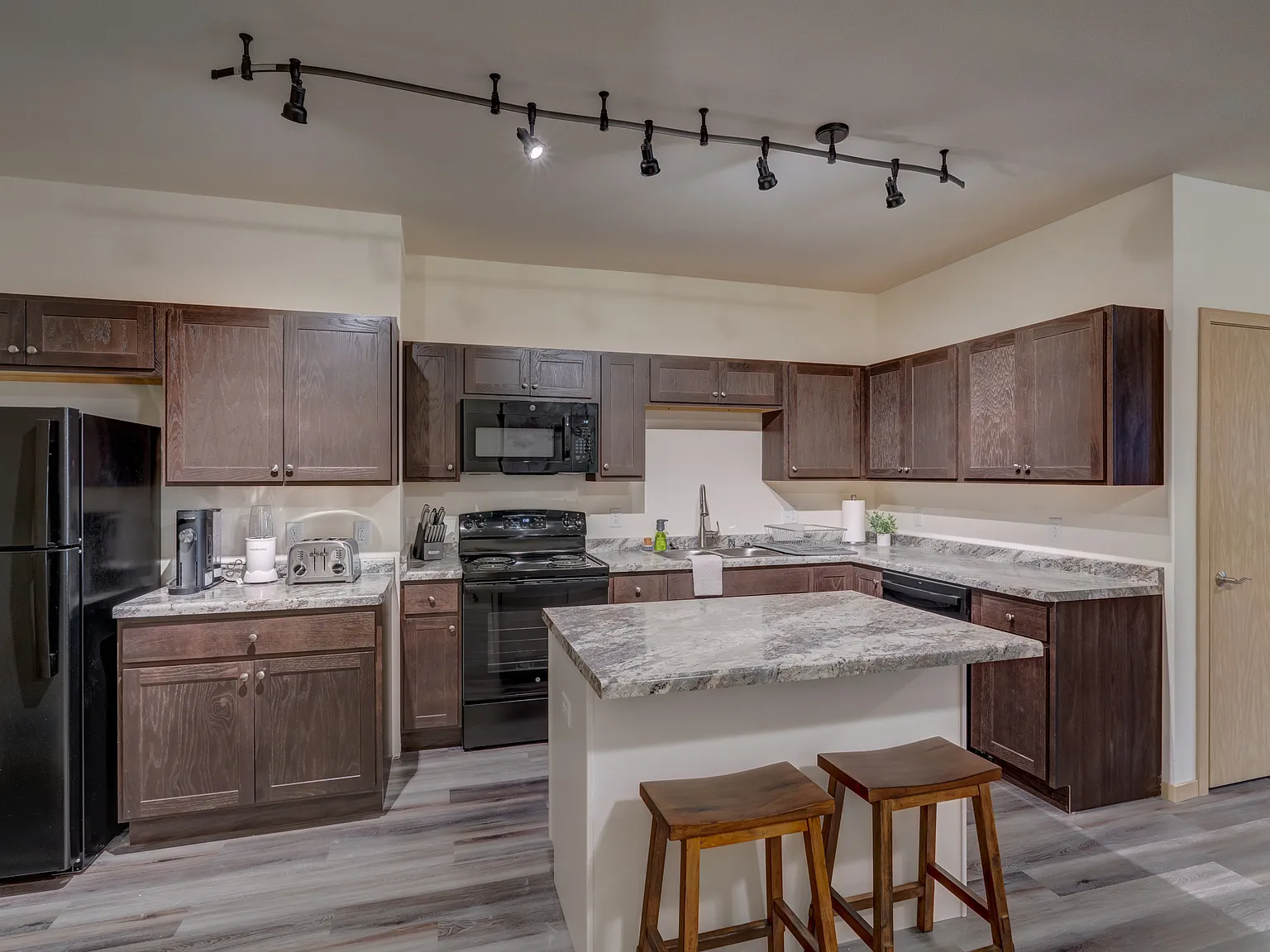1 bed, 932 sqft, $2,300 — Photo 2
