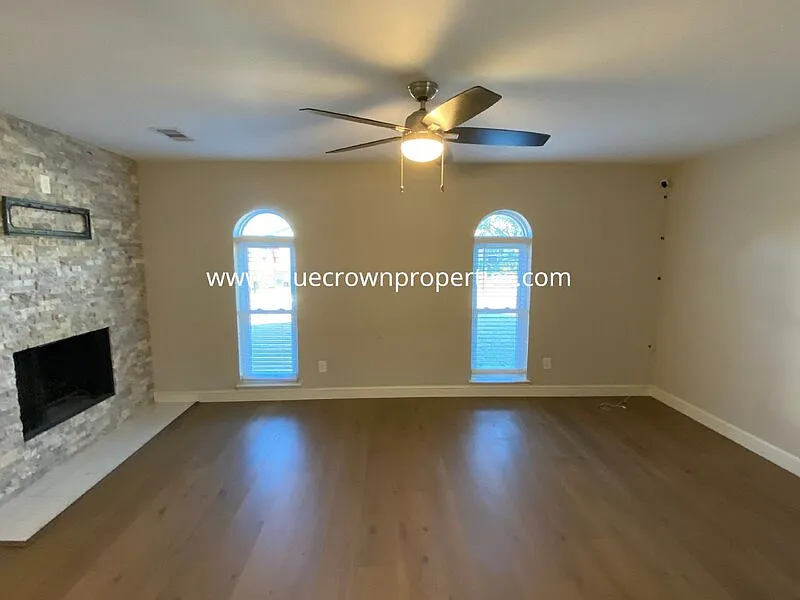 3 bed, 2.0 bath, 1438 sqft, $2,800 — Photo 3