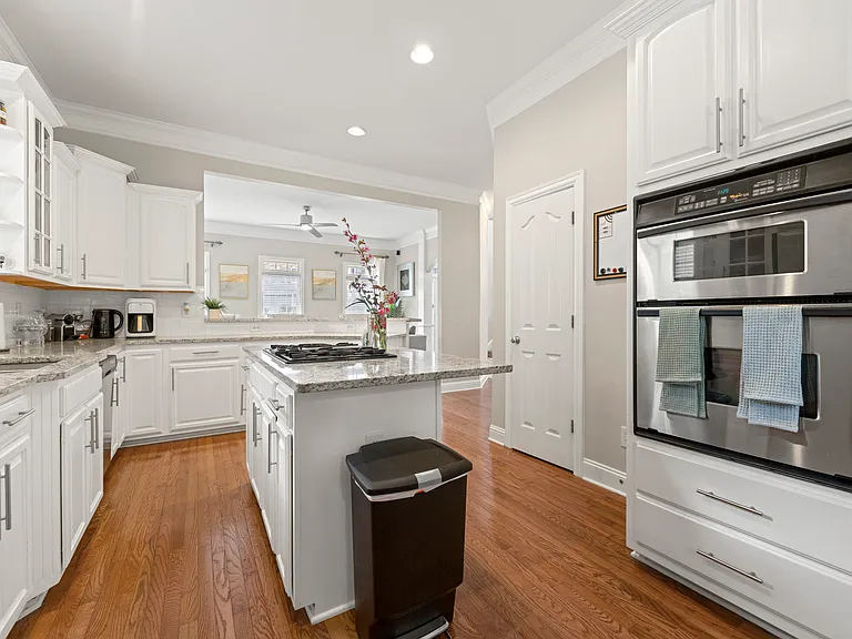 3410 Burdett Ct — Photo 7