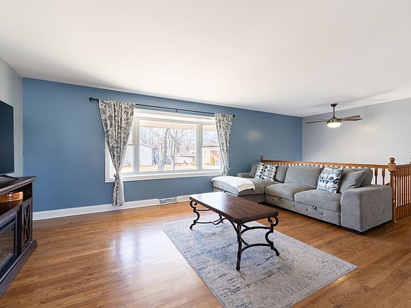 3rd image of 353 N Clark Dr