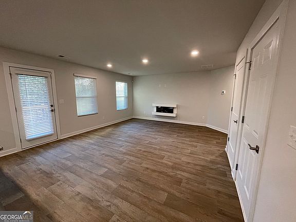 5th image of 416 Sweetwood Ct