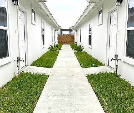 3rd image of 905 W Carmel Ave #2