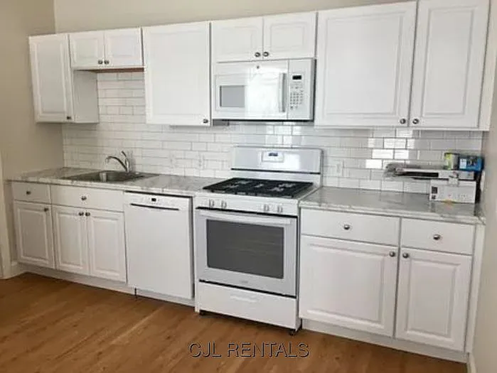 Building Photo - 107 Chestnut St #2