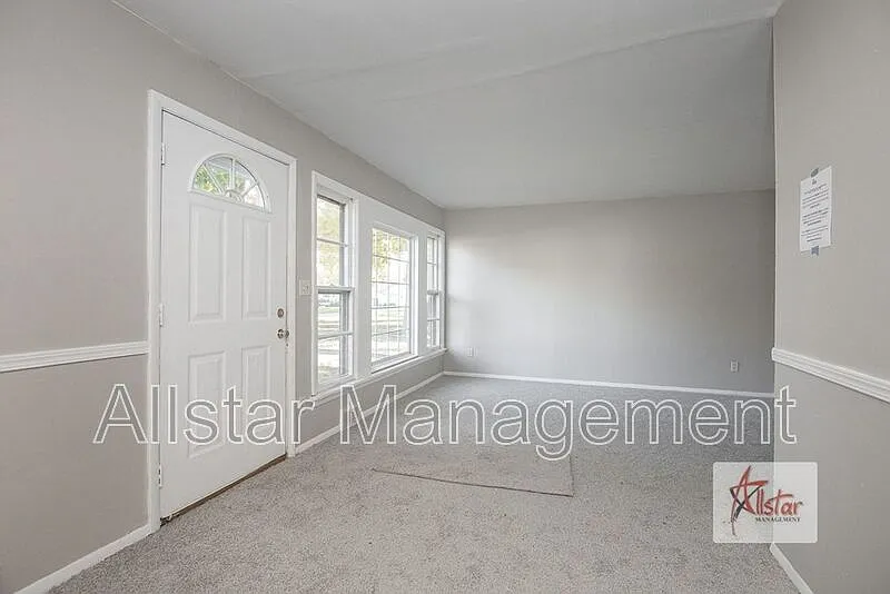 4 bed, 1.0 bath, 1288 sqft, $1,700 — Photo 2