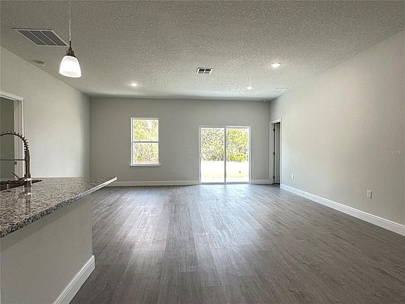 4th image of 149 Maple Dr