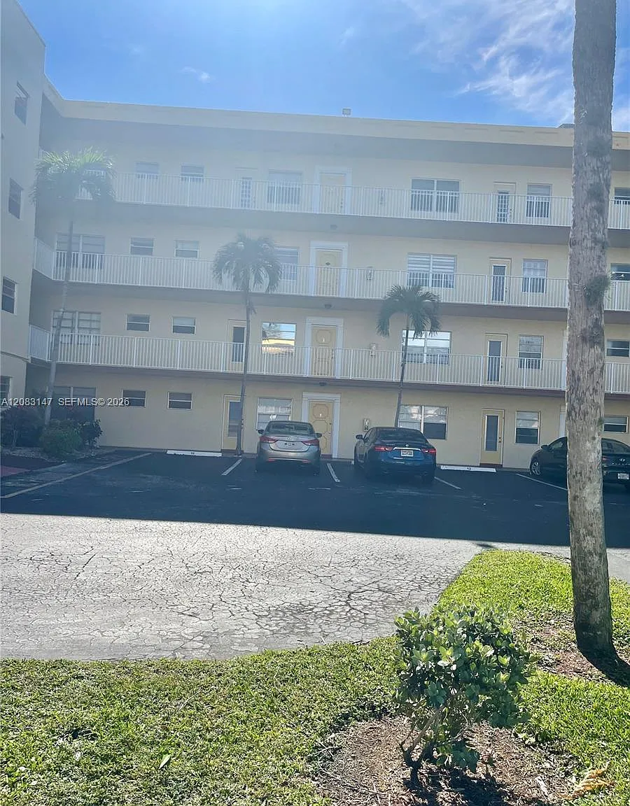 Topaz South Condo — Photo 1