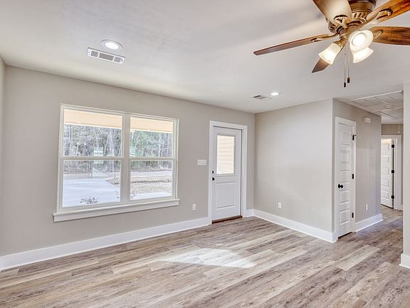 5th image of 698 Hogan St