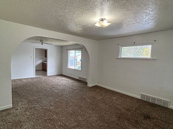 3rd image of 3990 Hawthorne Rd