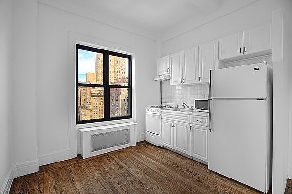 1st image of 19 W 69th St APT 206