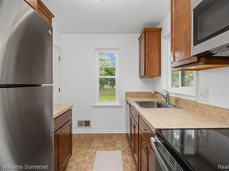 90 Tacoma Dr — Photo 12