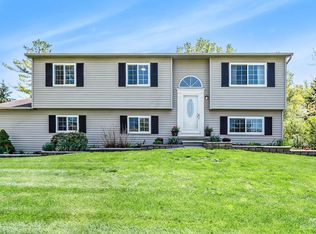 777 Stoney Dr, South Lyon, MI 48178