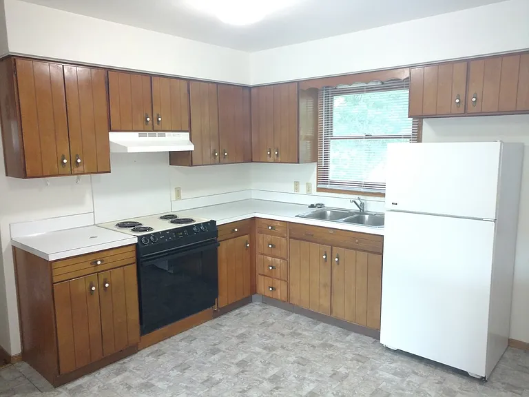 2110 Melrose Ct — Photo 3