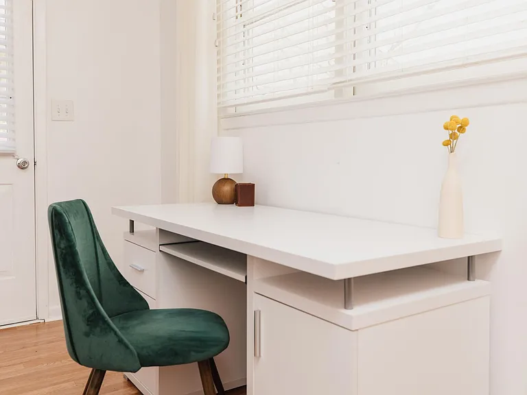 Bedroom4/Office w/Double Twin Bed & TV. Work Desk included (NOTE: Must pass through master bedroom to access)