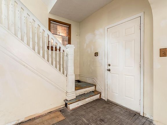 4th image of 381 Stoddart Ave