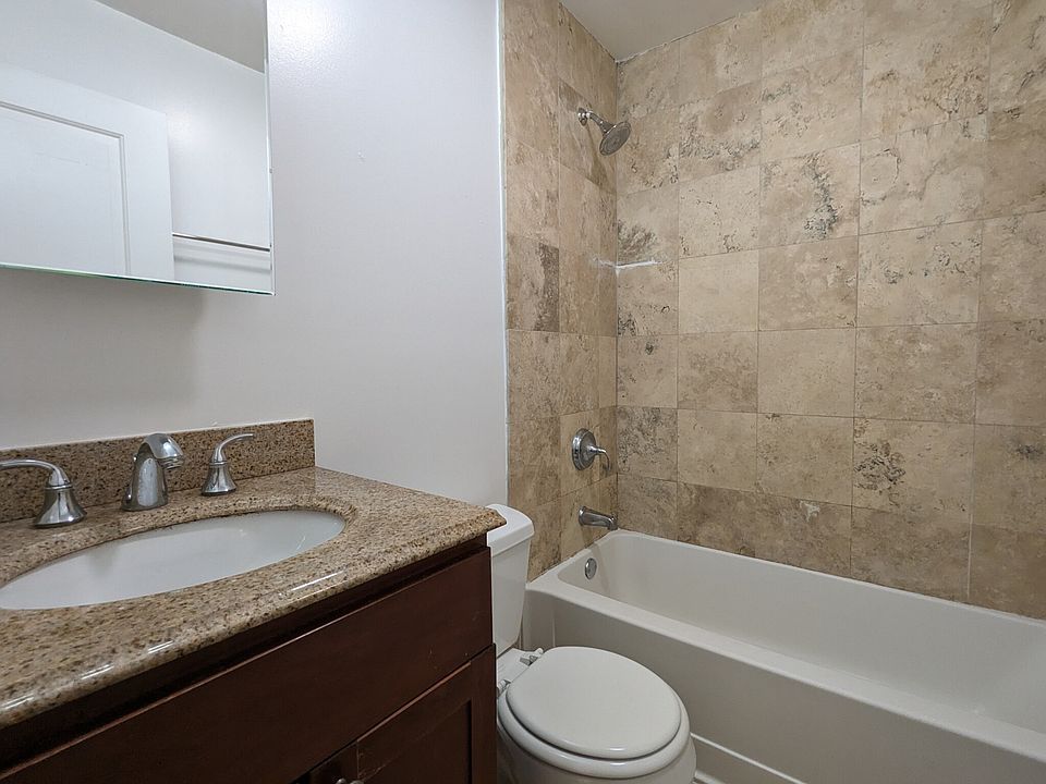 1st image of 625 W Wrightwood Ave #625215
