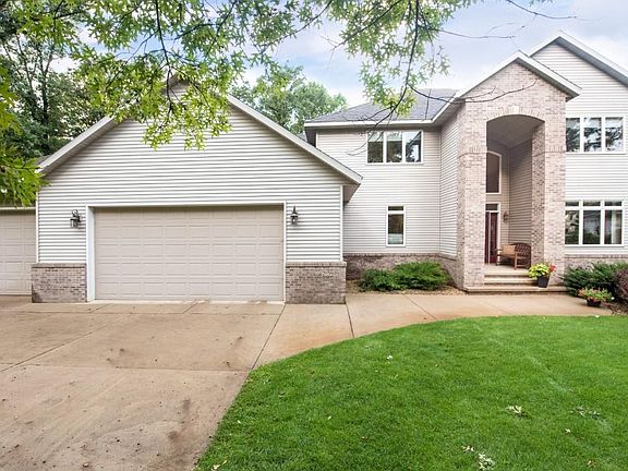 3rd image of 2108 White Oaks Cir NE