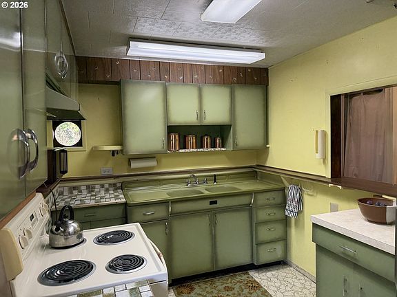 5th image of 185 Ecklund St
