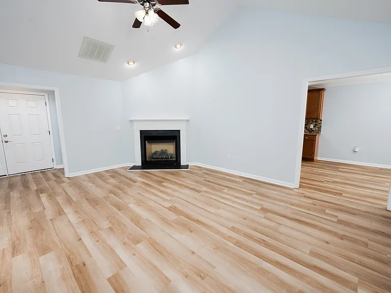 100 Lakeside Green Dr — Photo 8