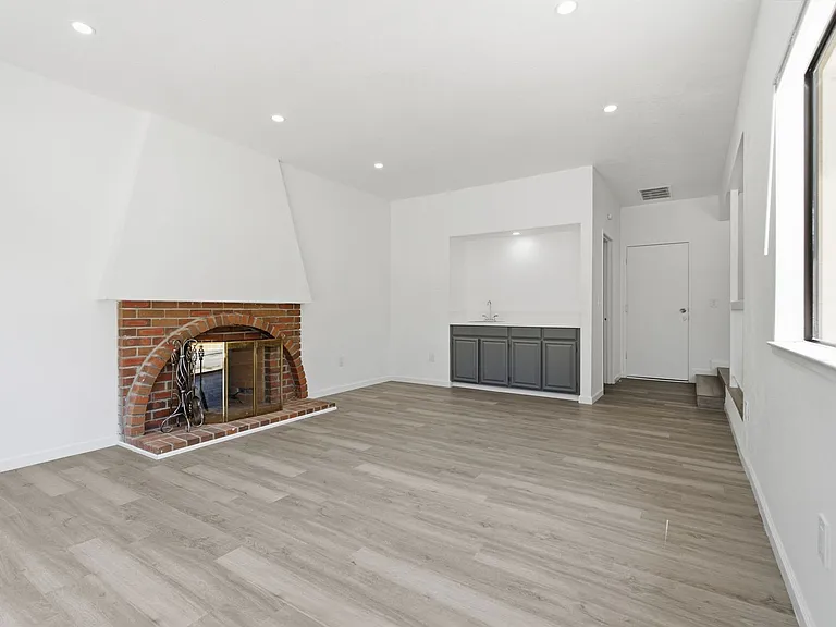 800 Locust Dr — Photo 23