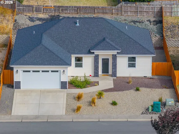 1849 Steelhead St, North Bend, OR 97459