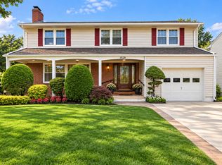 1395 Meadowbrook Rd, Merrick, NY 11566
