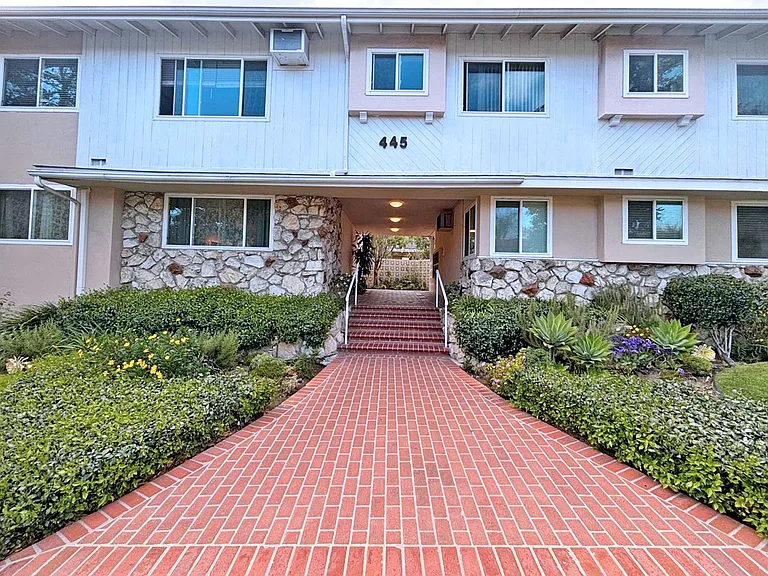 445 E Magnolia Blvd — Photo 15