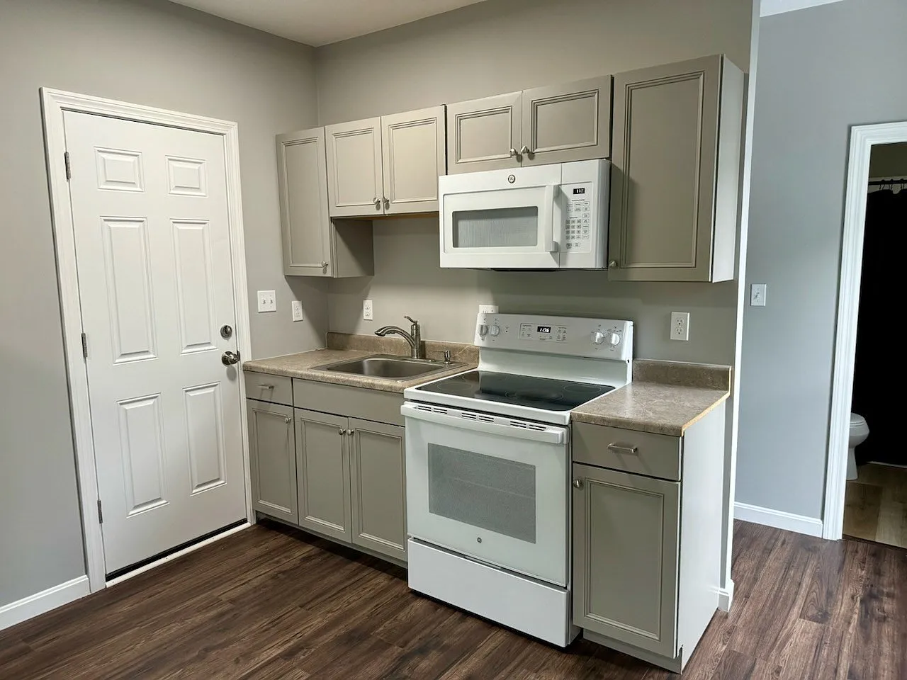 1 bed, 450 sqft, $1,600 — Photo 3