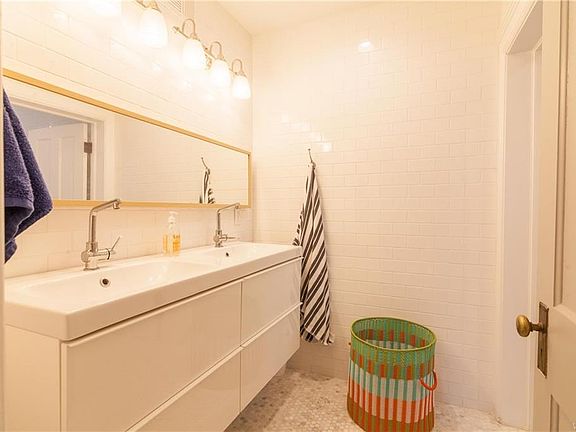 3rd image of 74 Oakland Pl