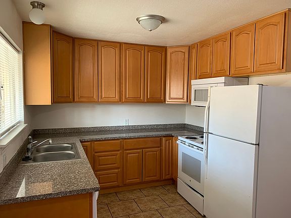 3rd image of 5063 E Belmont Ave #D