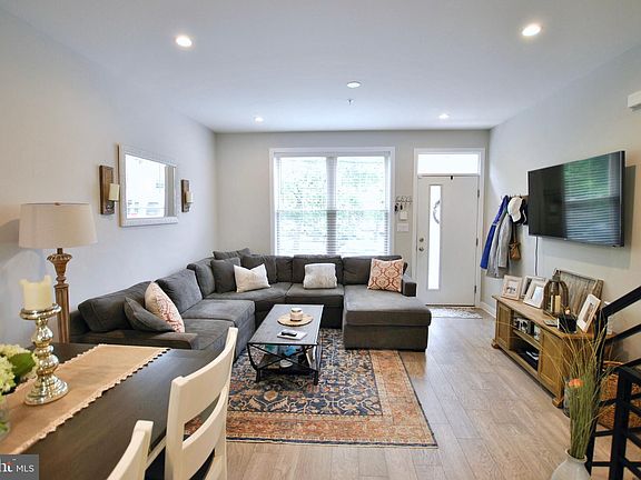 3rd image of 1744 Vineyard St