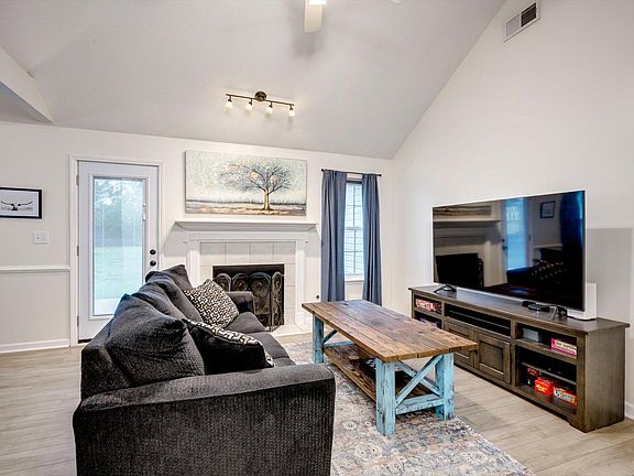 3rd image of 529 Edinburgh Ct