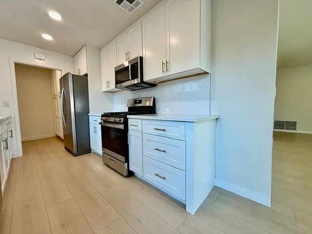 23130 Hartland St — Photo 5