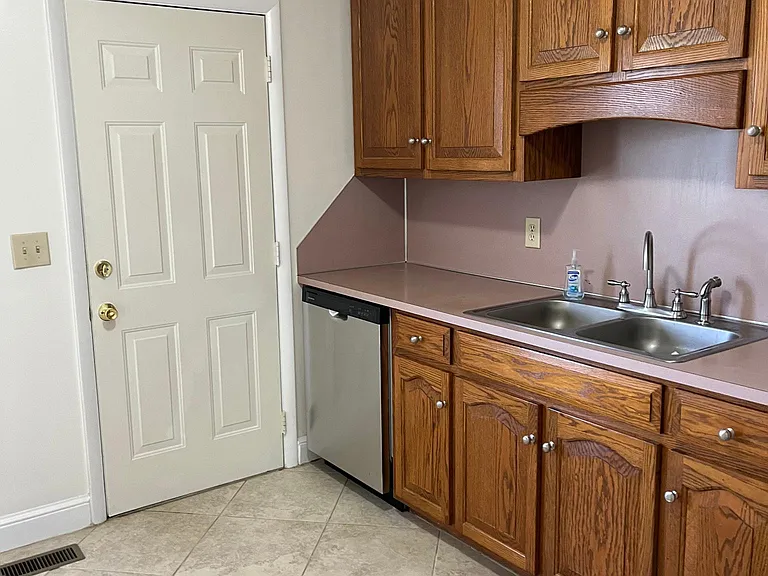 2023 Hickory Grove Rd #2023 — Photo 2