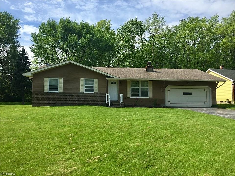 This lovely 3 - 4 bedroom home is located on a Cul-De-Sac in the sought after Presidential Estate development with side walks, s